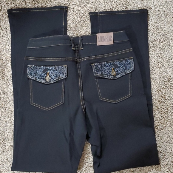 MONROE AND MAIN JEANS👖 - Picture 2 of 3